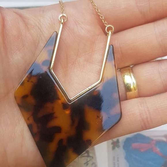 ACETATE MODERN SHAPE PENDANT LONG NECKLACE! - Picture 5 of 5
